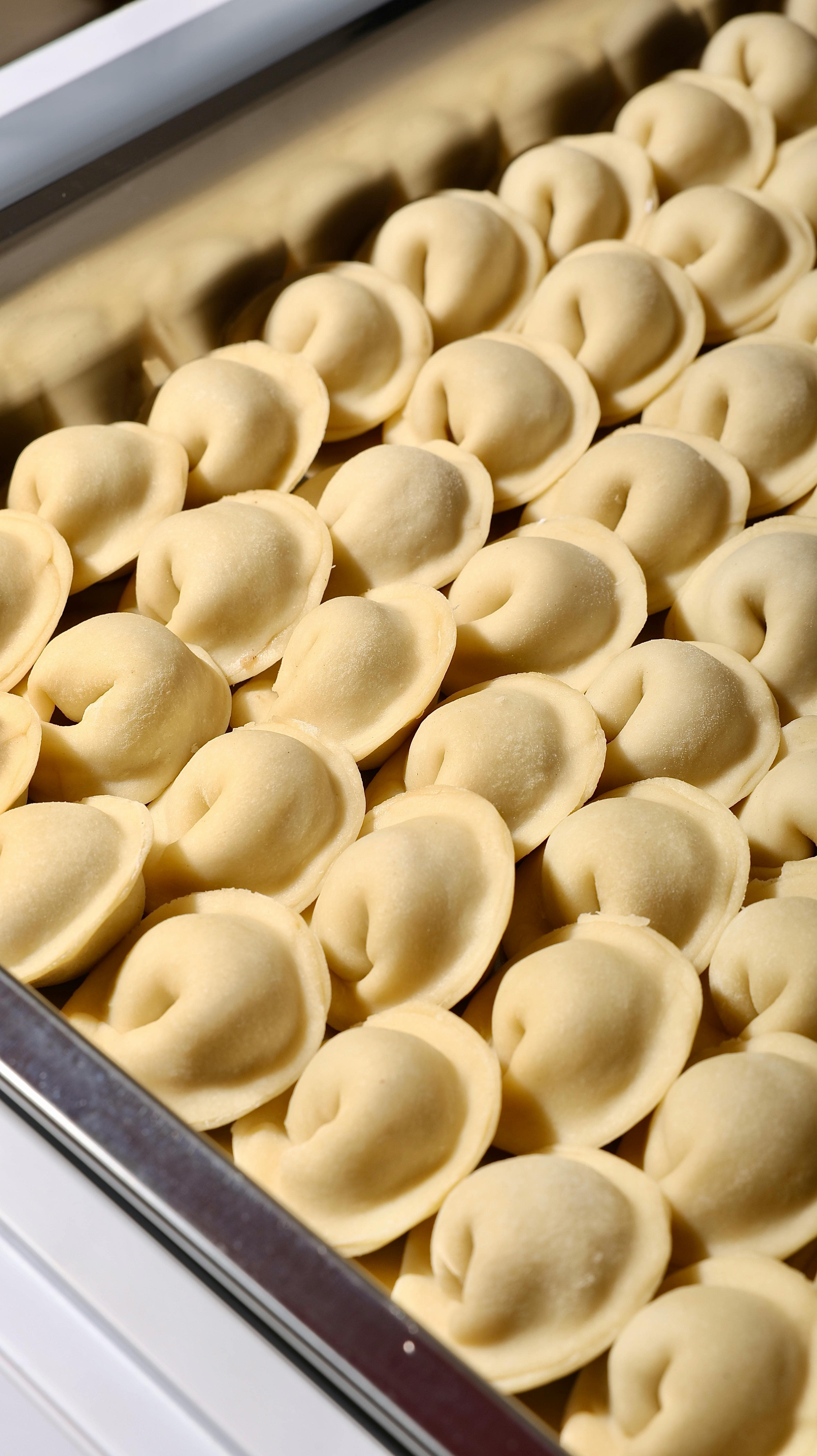 Dumplings congelados em uma bandeja metalica